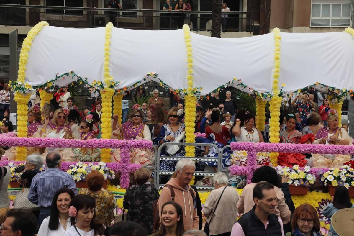 Miles de cordobeses participan en la Batalla de las Flores