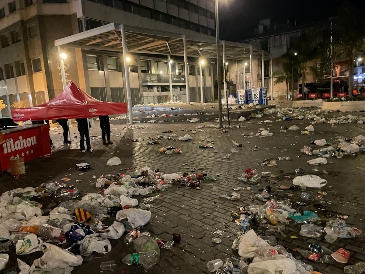 Montones de basura en el entorno de la Plaza Ciudad de Brujas de València.