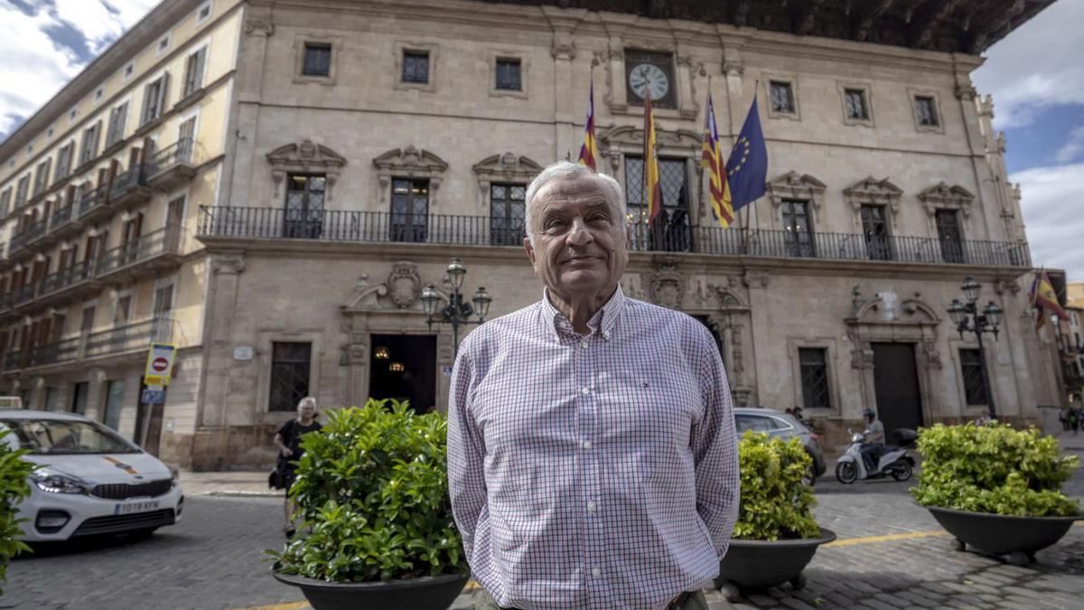 Fulgencio Coll, fotografiado en mayo frente al Ayuntamiento de Palma.