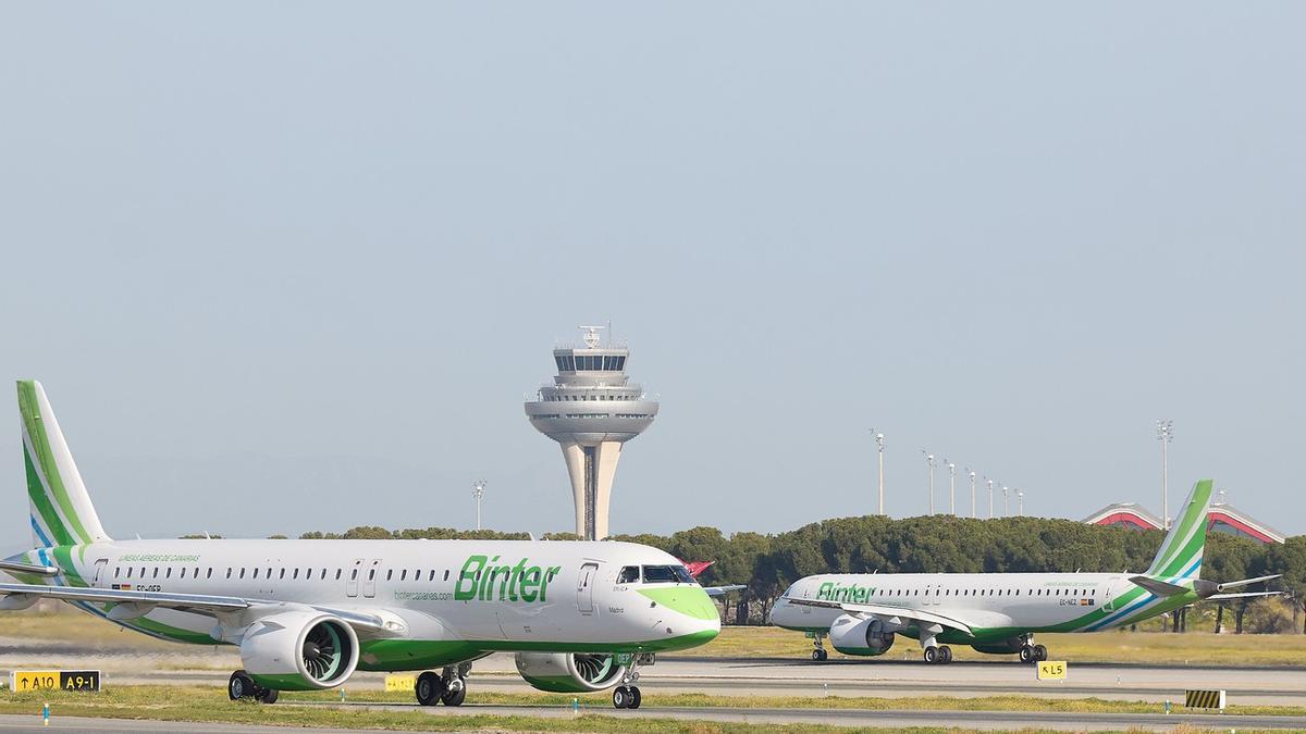 Dos aviones de Binter Canarias en plataforma.