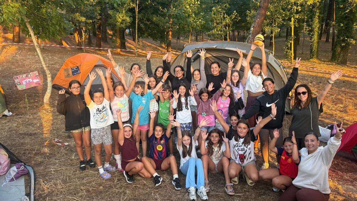 Los participantes en la acampada de A Illa.