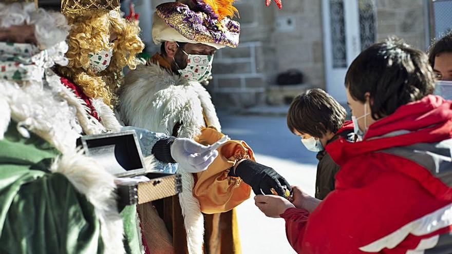 La visita de los Reyes Magos sustituyó este año el tradicional belén viviente, que no se celebró por prevención, por la pandemia. 
