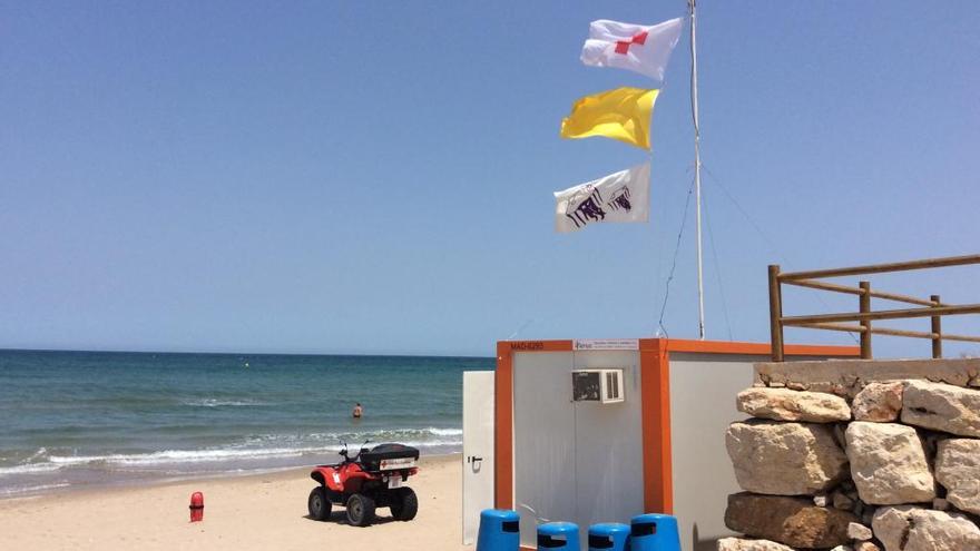 Dénia reabre la playa de les Deveses al no hallar más carabelas portuguesas