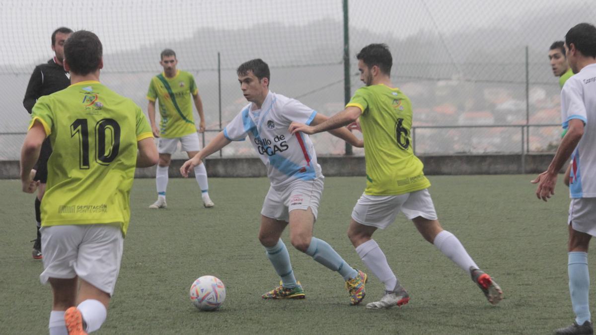 Un partido del Cruceiro do Hío, durante la última temporada, en el campo Javier Guimeráns.