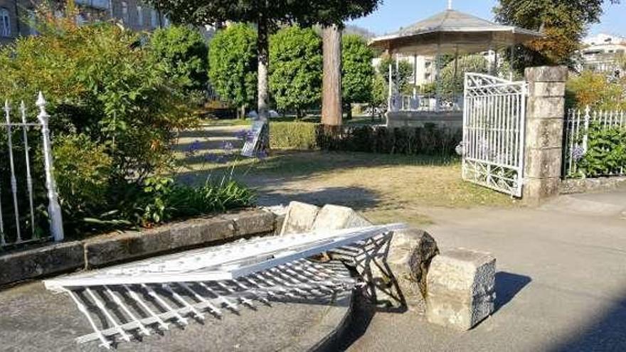 Reja tirada de los jardines del Gran Hotel de Mondariz Balneario. // D.P.