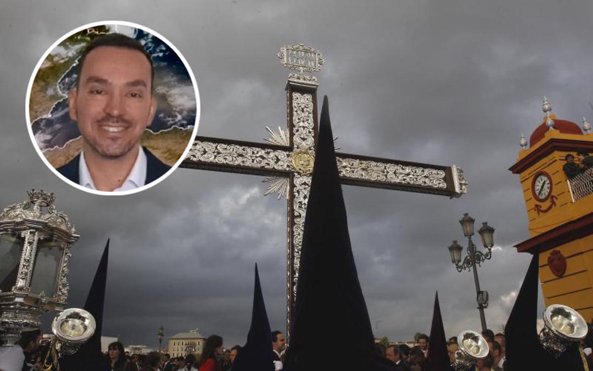 Nazareno de la hermandad de la Estrella que porta la cruz guía a su llegada al puente de Triana de Sevilla.