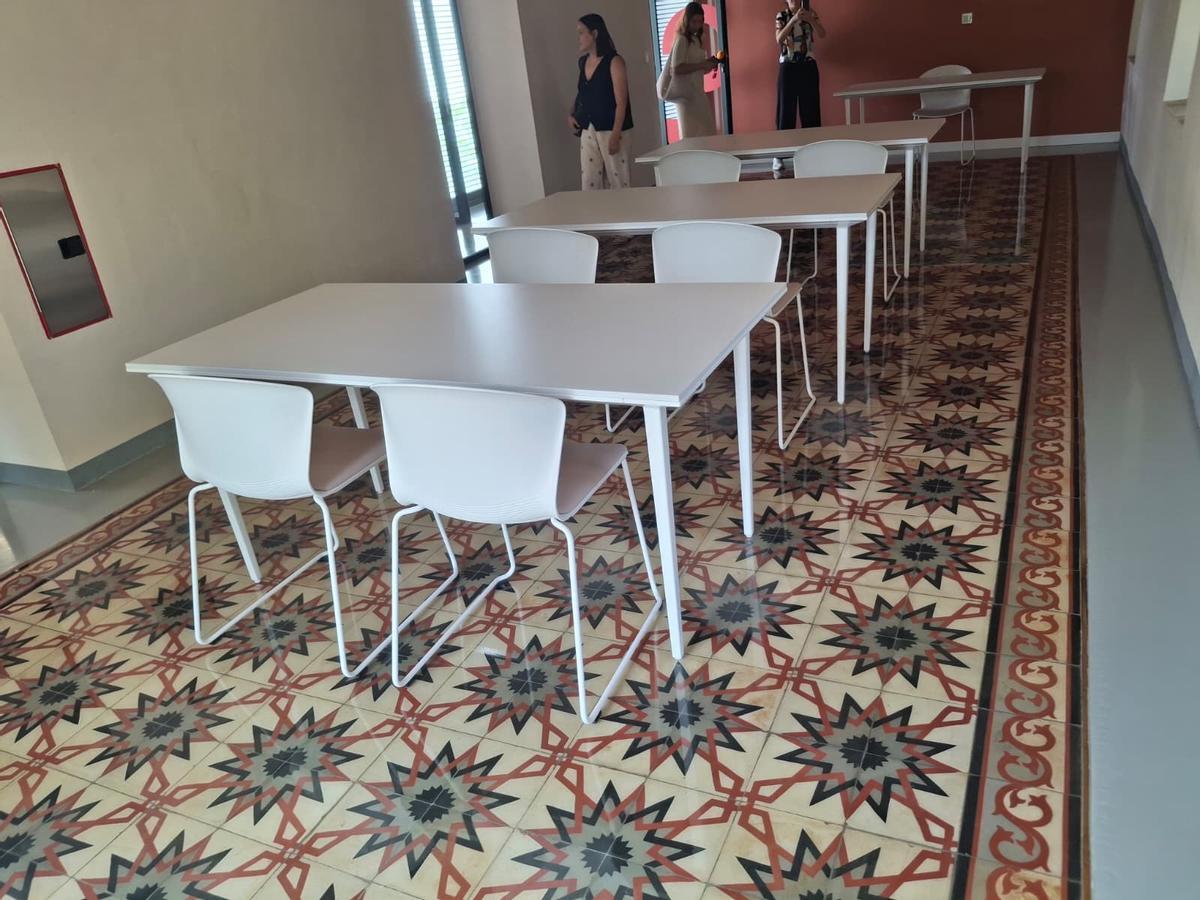 El antiguo pavimento hidráulico restaurado y que ahora adorna el suelo de una aula