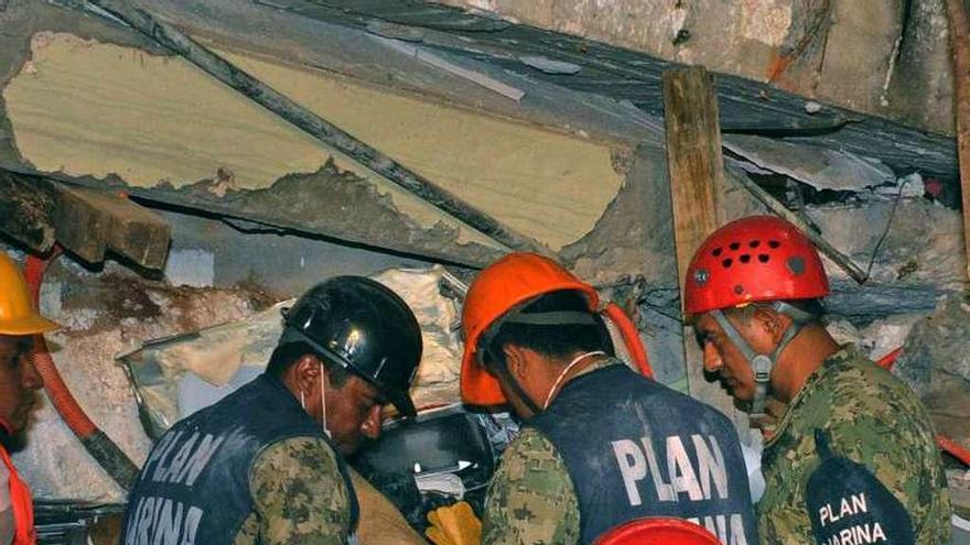 Angustioso rescate de cuatro menores bajo la escuela derrumbada de México