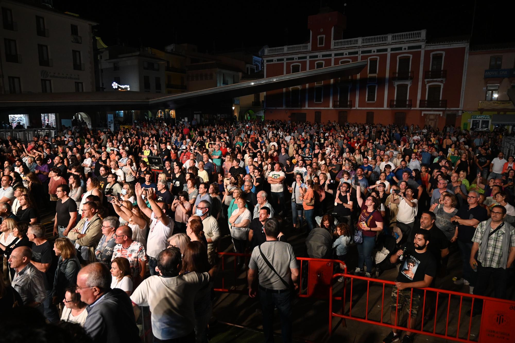 La música de los 80 y 90 llena de energía la plaza Major de Vila-real