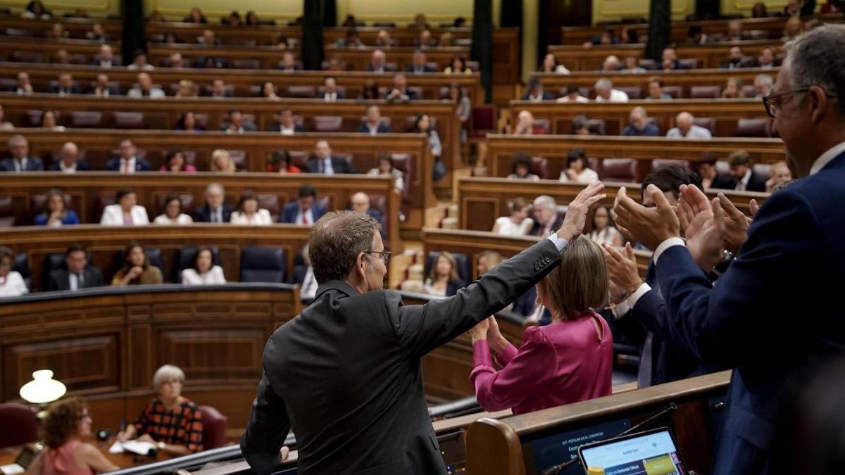 El líder del PP y candidato a la investidura, Alberto Núñez Feijóo, agradece el apoyo a su bancada.