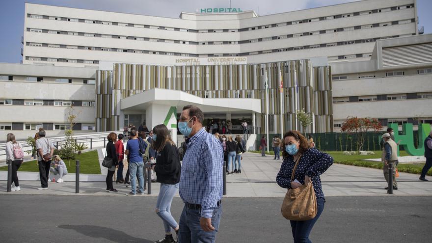 Evacuada al hospital una mujer de 25 años tras el incendio de su casa en Sevilla