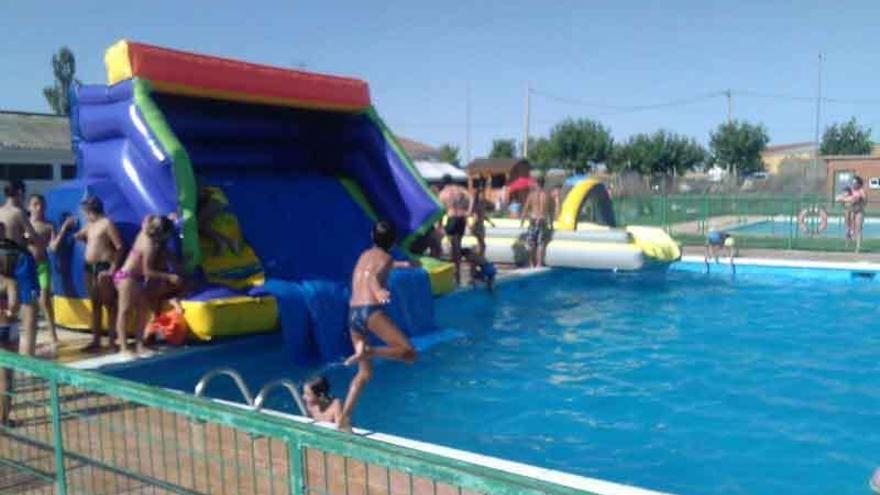 Los niños juegan en los hinchables en la piscina de Manganeses.