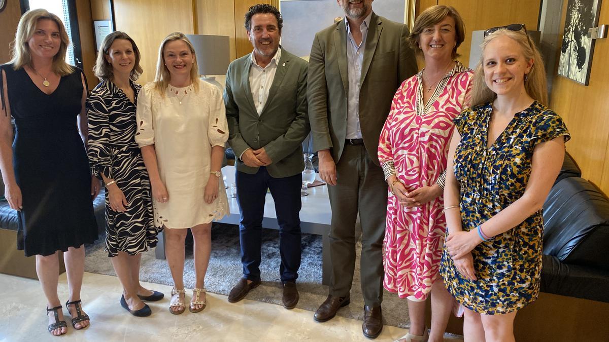 Imagen de los asistentes al encuentro entre el alcalde de Calvià y el cónsul general británico.
