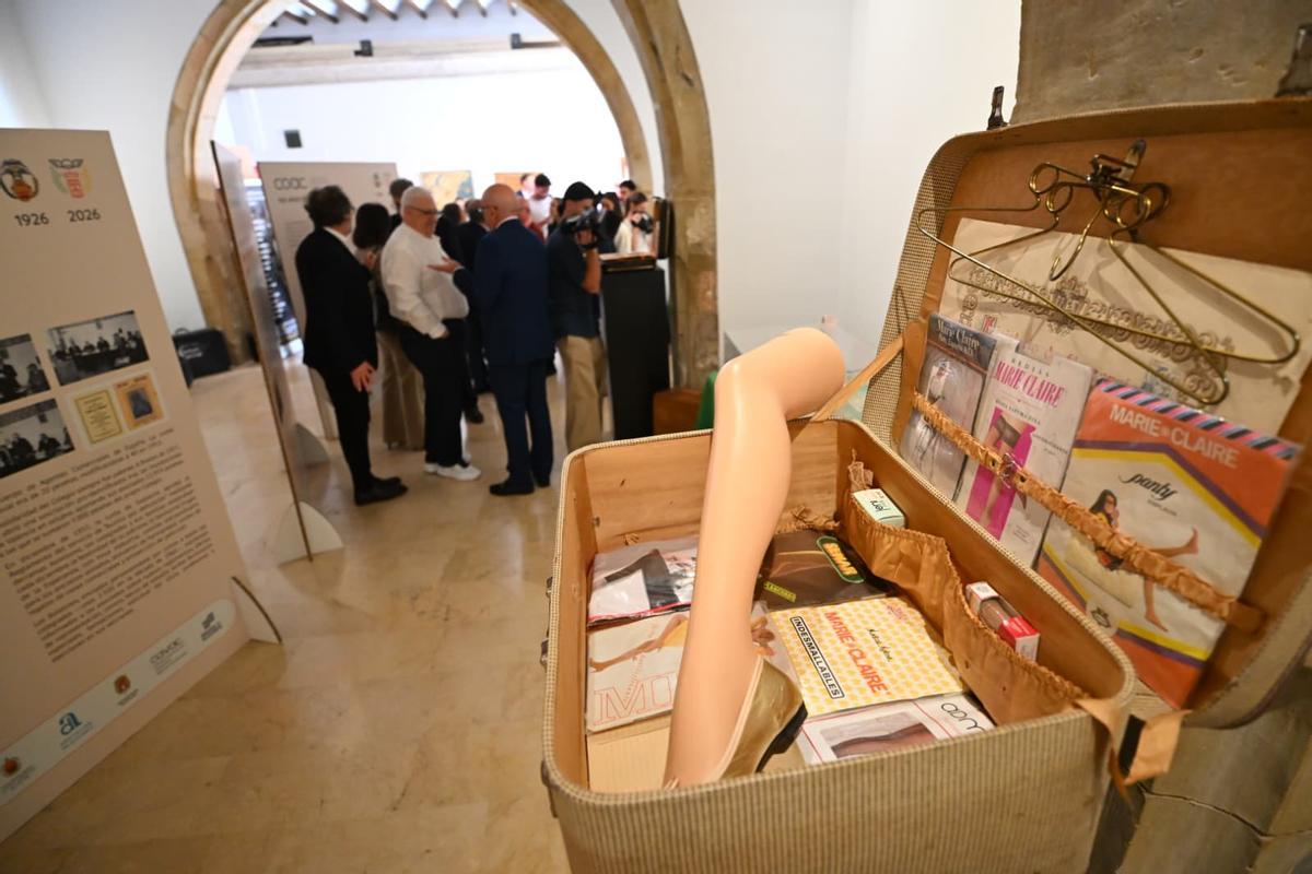 La Lonja Medieval de la Plaça de Baix de Elche acoge la exposición "100 años de Agentes Comerciales en Alicante"