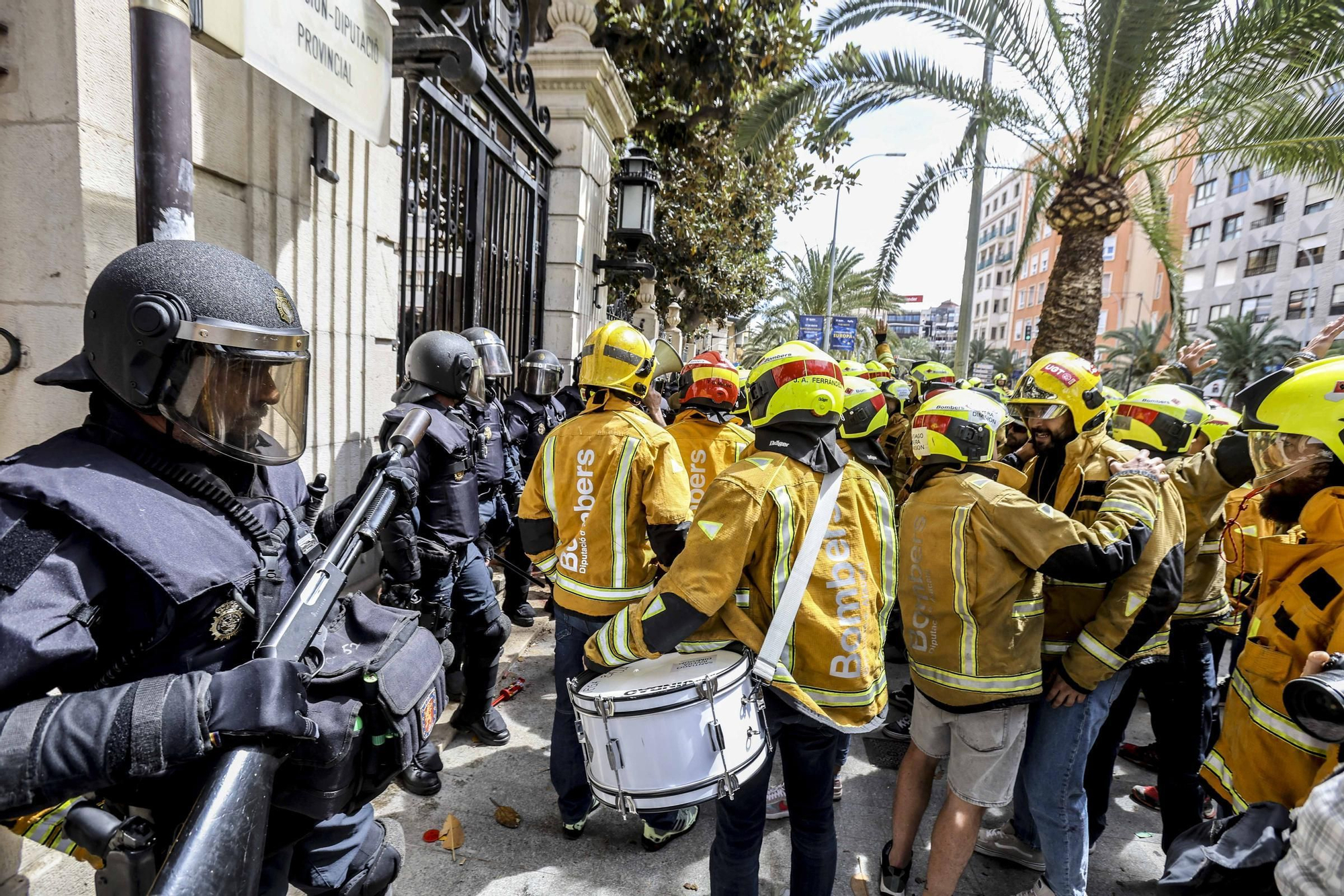 Protesta de los bomberos frente a la Diputación de Alicante