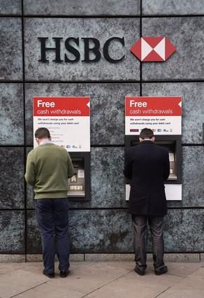 Clientes del HSBC operan con cajeros en la calle.