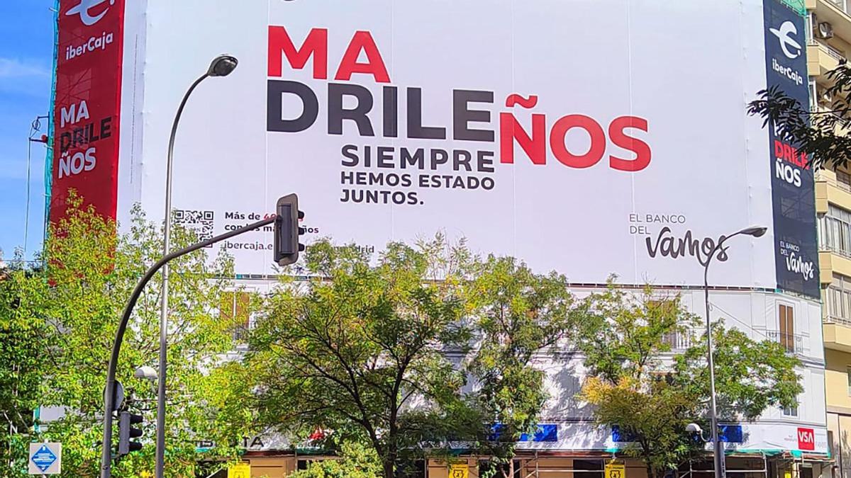 Lona publicitaria de la nueva campaña de Ibercaja en una calle de Madrid.