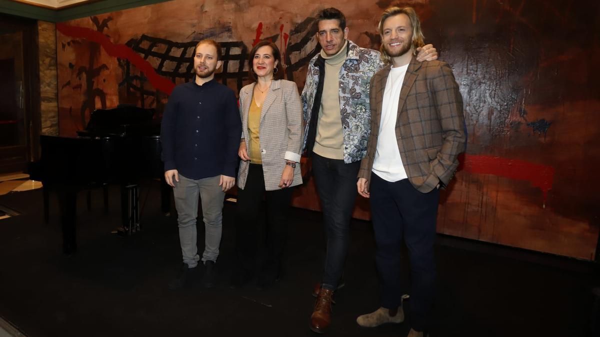 Parte del elenco del musical de 'El médico' con la vicealcaldesa Sara Fernández.