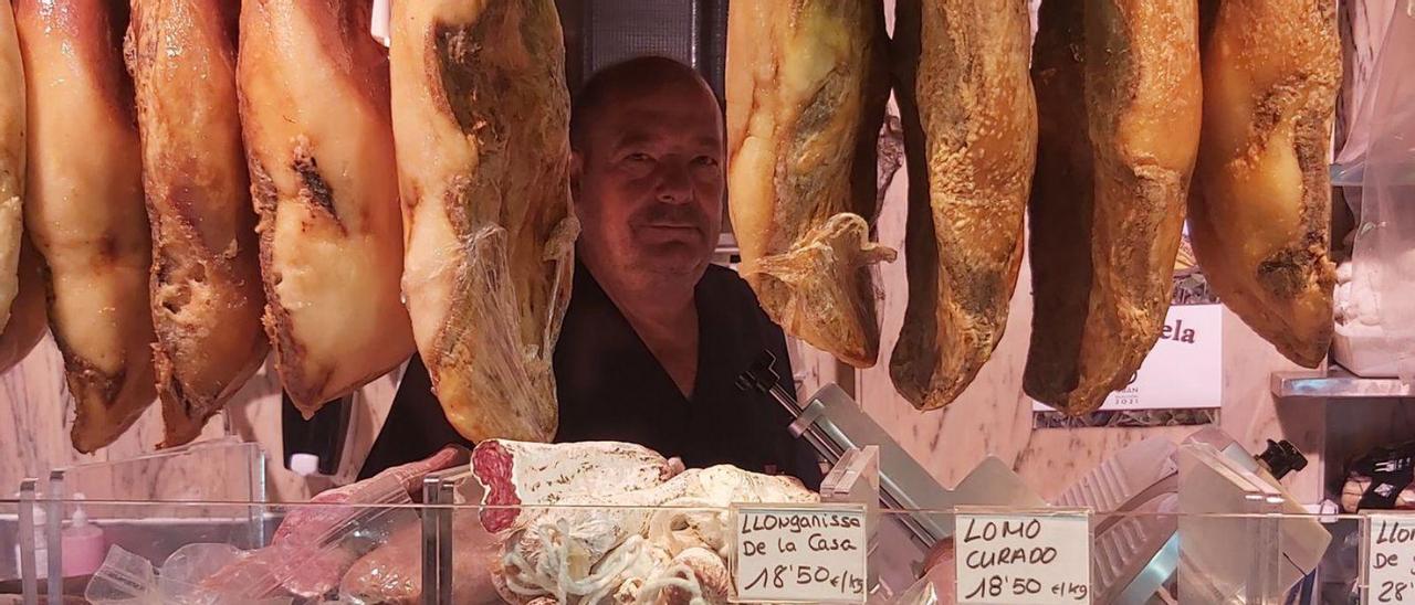 Juan Moreno, de la xarcuteria Moreno, a la parada que té al mercat de la Sagrada Família | J.M.G.