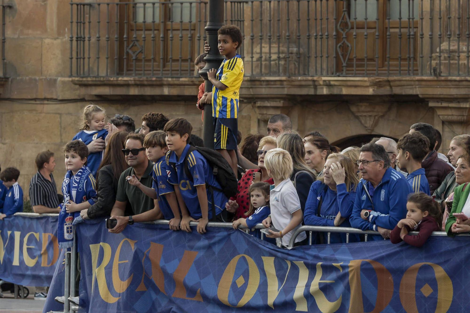 Locura azul en Oviedo: así fue la entrega de los nuevos coches a la plantilla en la plaza de la Catedral