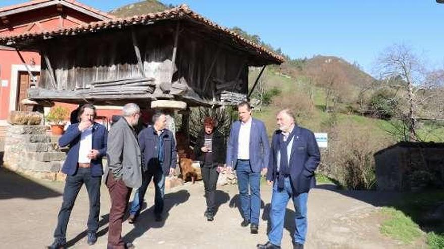 Miembros del gobierno local, junto al presidente de la Junta y la emprendedora Nieves Martínez, en Alea.