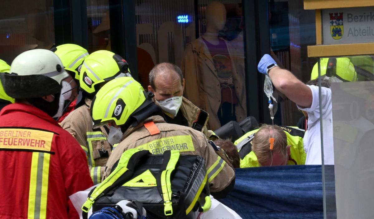 Berlin (Germany), 08/06/2022.- Emergency services work at the scene after a car drove into a crowd of people in central Berlin, Germany, 08 June 2022. According to police, a man is said to have driven into a group of people in central Berlin. One person died and several others were injured in the accident. (Alemania) EFE/EPA/FILIP SINGER