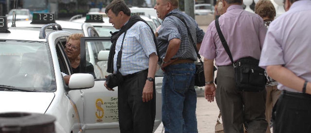 El tripartito estrena los dos días libres en el sector del taxi el próximo febrero