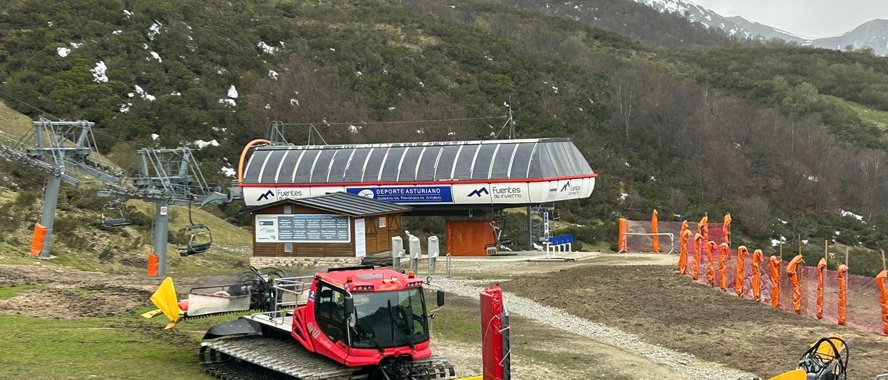 La estación de Fuentes de Invierno, este sábado, ya cerrada. | A. V.