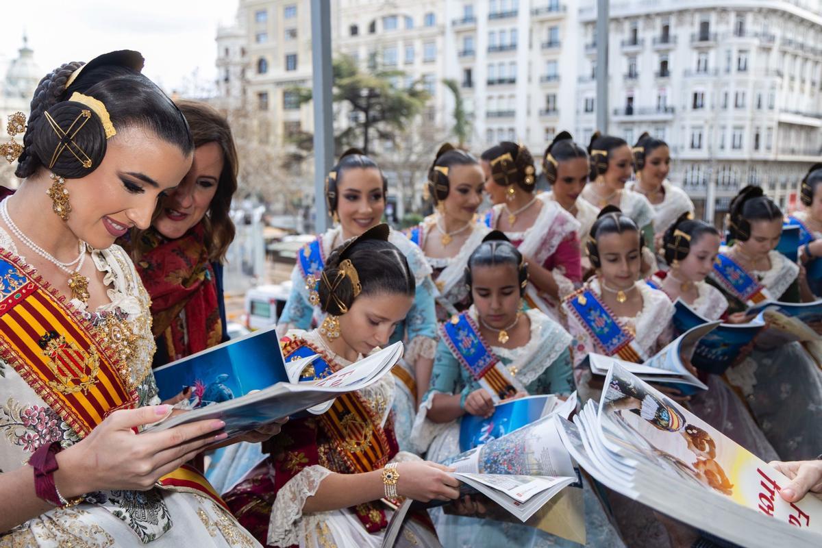 El Extra de Fallas de Levante-EMV llega al balcón del Ayuntamiento