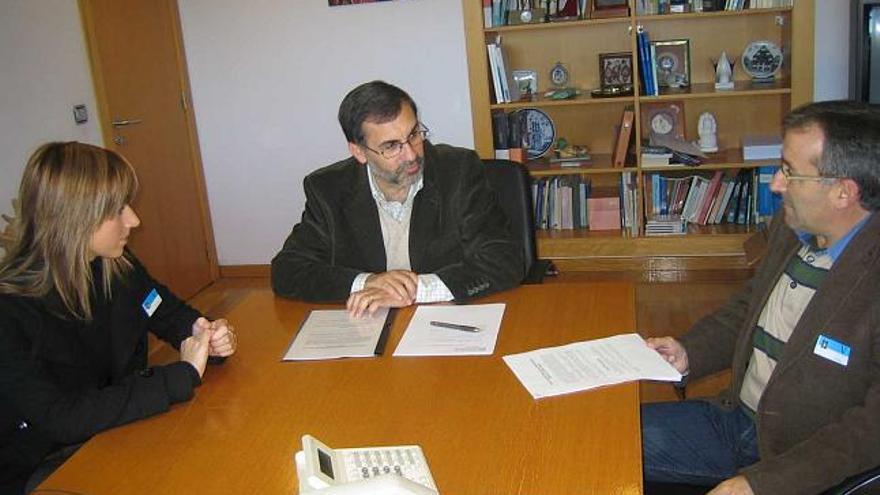 El director general de Formación Profesional, Antonio Vázquez, con Efrén Juanes y Estela Pérez