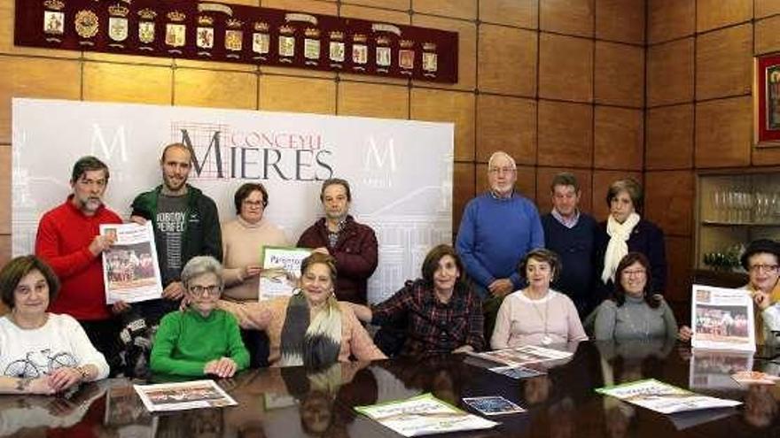 Responsables municipales, miembros de Asociación Parkinson de Asturias y actores del grupo &quot;Recitadores&quot;, en la presentación.