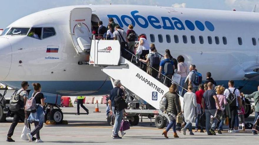 Passatgers de l&#039;aeroport de Girona en una imatge d&#039;arxiu