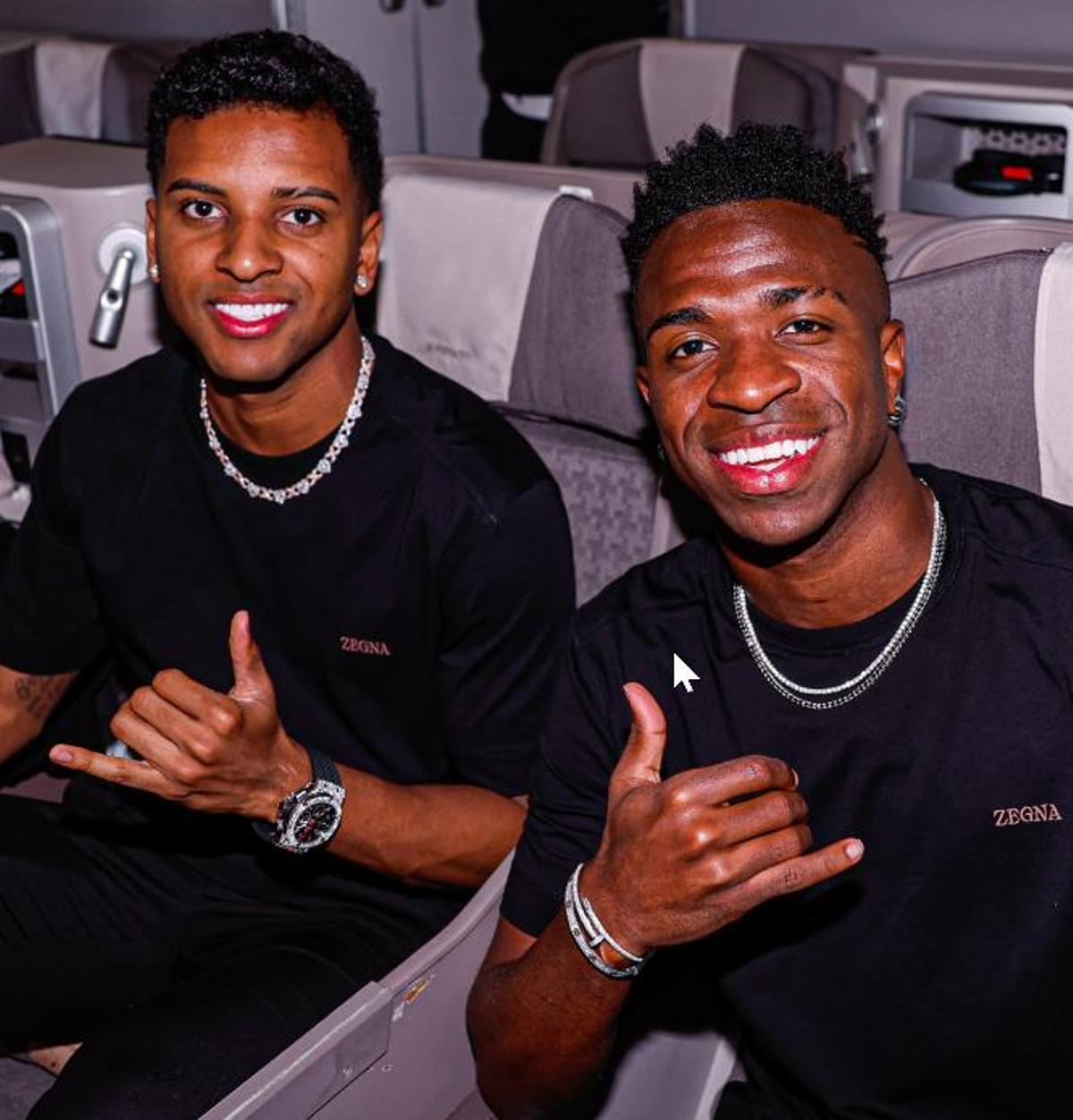 Rodrygo y Vinicius, en el vuelo a Londres. 