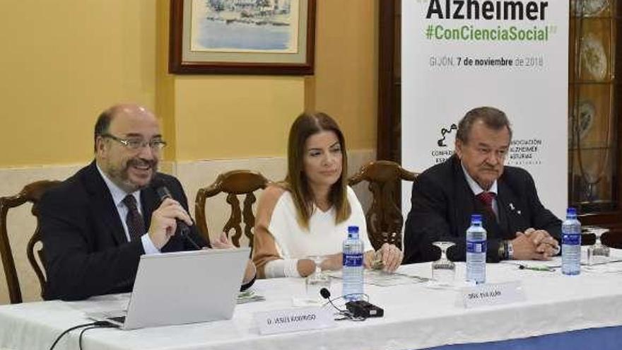 Por la izquierda, Jesús Rodrigo, la concejala Eva Illán y Laureano Caicoya, ayer, durante la presentación de la jornada en el hotel Begoña.