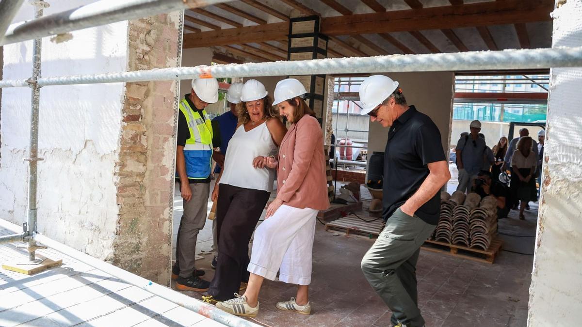 María José Catalá durante su visita a las obras de la Alquería del Tenis