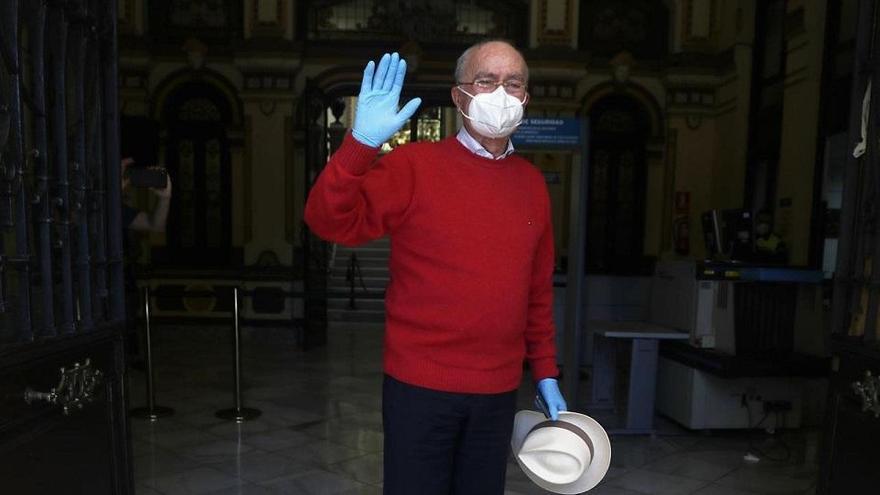 El alcalde de Málaga, Francisco de la Torre a su llegada al Ayuntamiento de la capital tras incorporarse después de a ver sufrido un ictus.