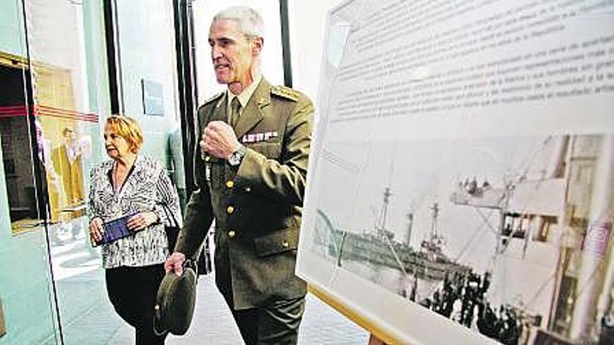 Paz Fernández Felgueroso y Baldomero Argüelles, a la entrada de la exposición sobre «Hombres y barcos».