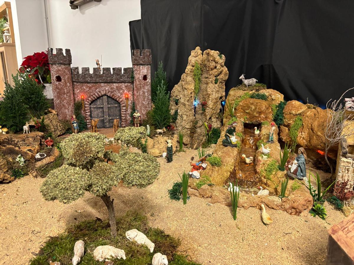 La gran fortaleza junto a la cascada, todo hecho a partir de materiales sostenibles