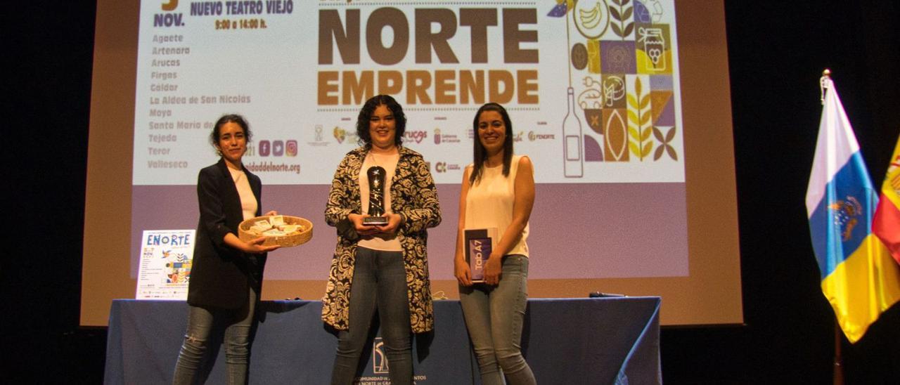 Judith Estupiñán Padrón, Claudia Quintana García y Noemí Pérez Marrero, ayer, en el Nuevo Teatro Viejo de Arucas, tras recibir su premio de la feria Enorte . | | LP/DLP