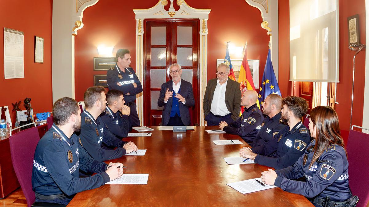 Acto de bienvenida del alcalde, Miguel Chavarría, a los nuevos agentes de la policía local.
