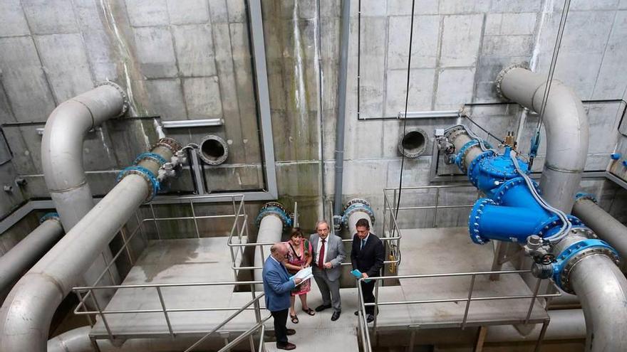 Una visita de Wenceslao López y Ana Rivas a los depósitos de agua de El Cristo el año pasado.