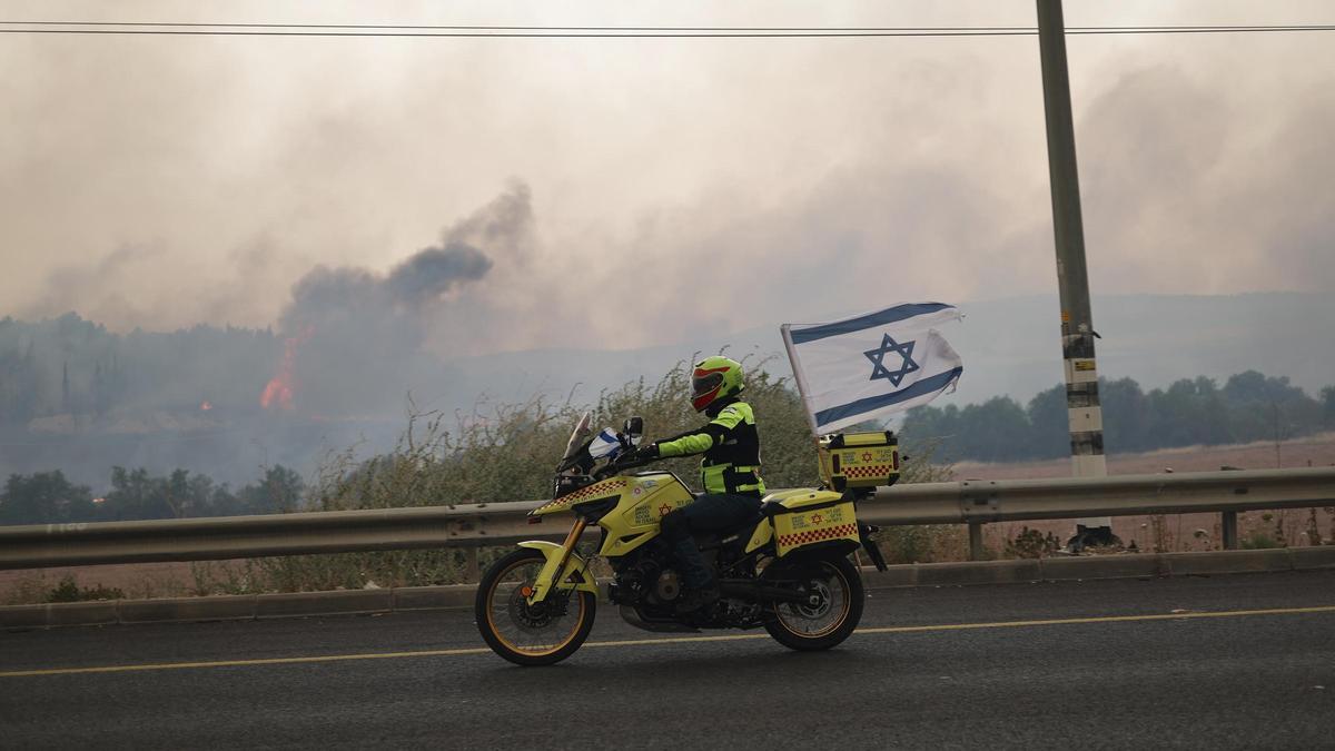 Un policía israelí ante una zona incendiada.