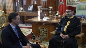  El presidente del Gobierno español, Pedro Sánchez, junto al rey Mohamed VI de Marruecos. 