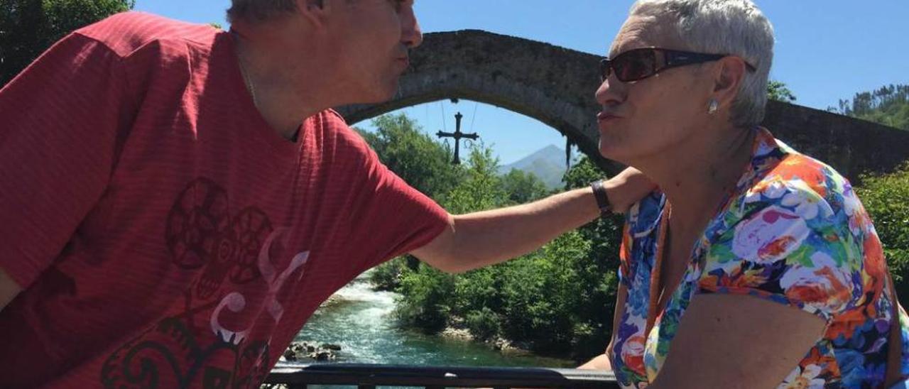 José Ángel Garmendia y Victoria Fernández colocan en el puente Nuevu de Cangas de Onís un candado del amor.