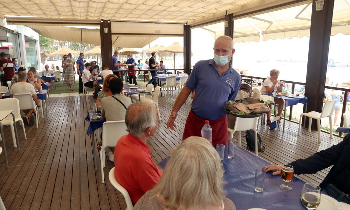 Un trabajador en un chiringuito de Málaga. | ÁLEX ZEA