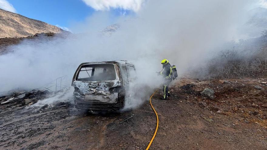 En imágenes: el incendio de una camper que movilizó a los bomberos en Mogán
