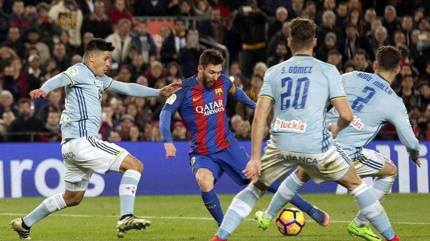 Roncaglia, Sergi y Mallo rodean a Messi mientras el argentino dispara en la jugada que supuso el quinto gol del Barcelona. // Efe