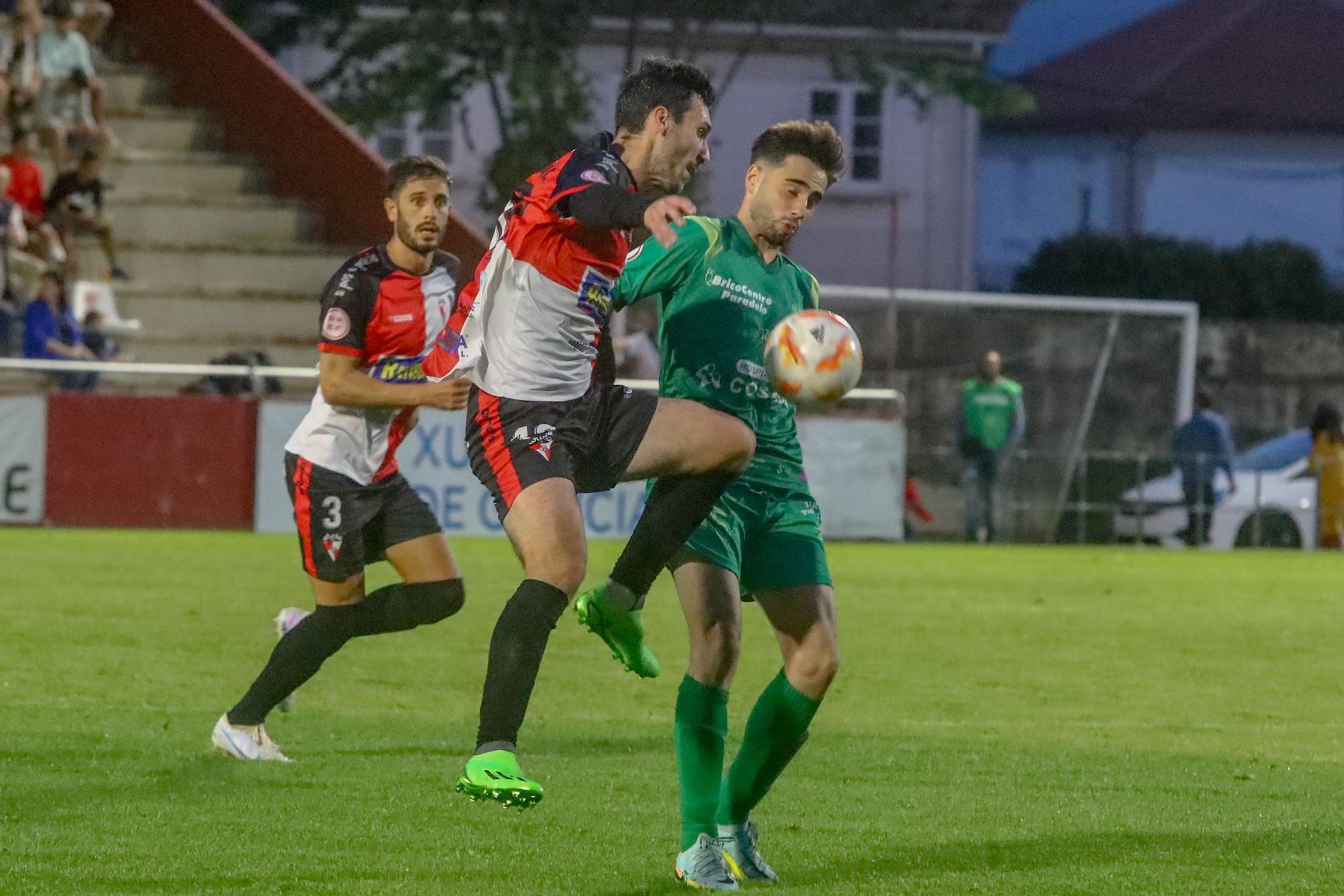 A Lomba vive una fiesta del fútbol con final feliz para el Arosa ante la UD Ourense (3-0)