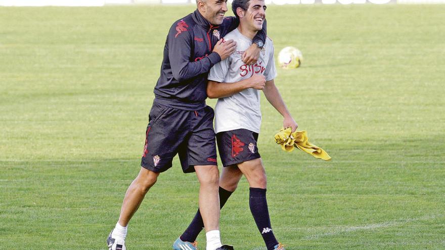 Abelardo bromea con Carlos Castro en el entrenamiento de ayer.