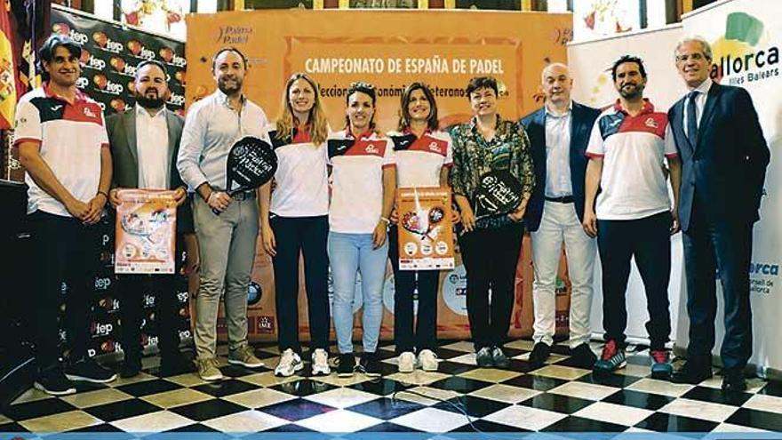 Nuria Llagostera aparece en el centro de la imagen de la presentación de ayer en Cort.